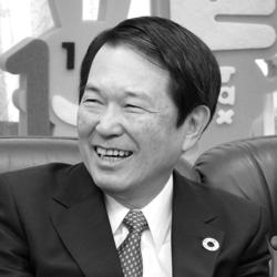 2001-新春対談写真（尾崎会長）.jpg